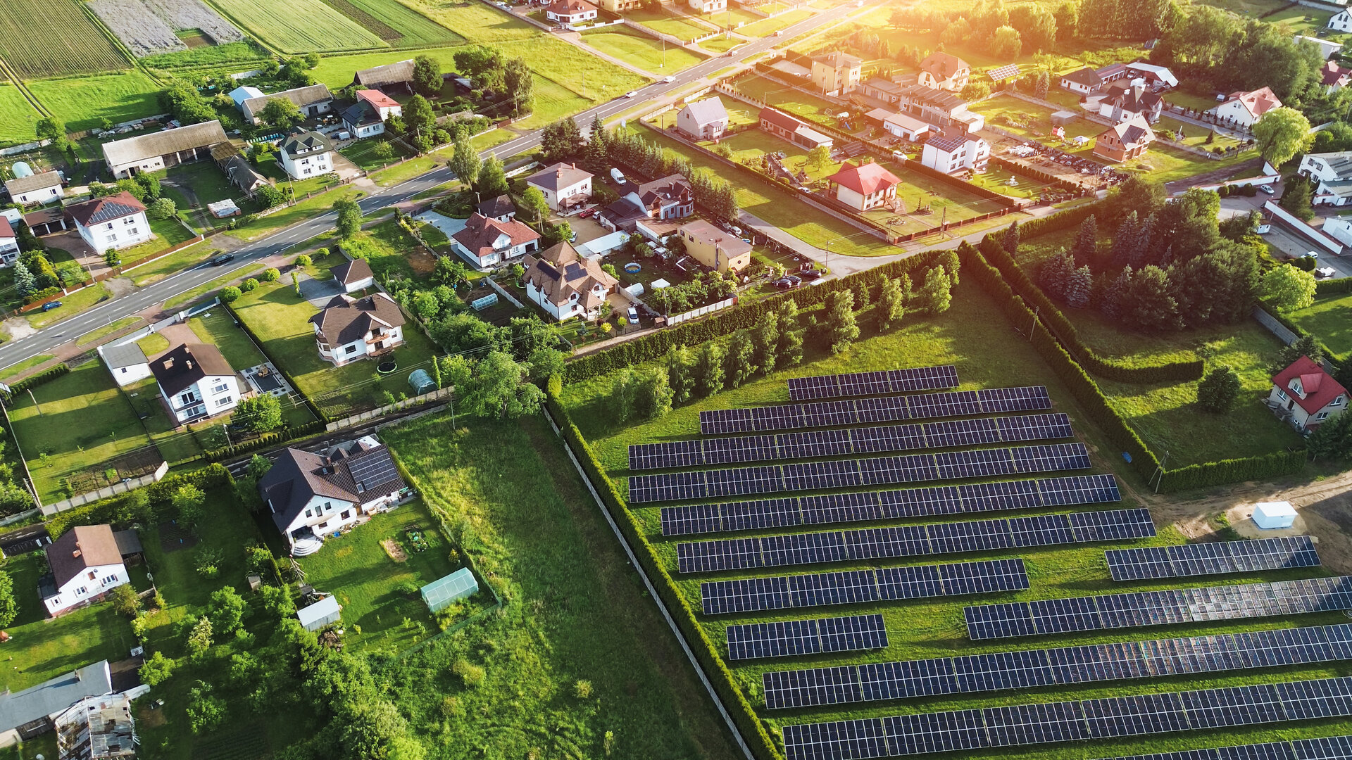 Vista aérea de viviendas y paneles solares en una comunidad energética