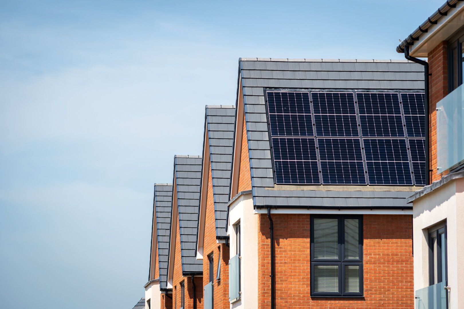 Edificios eficientes con paneles solares Edificios residenciales con paneles solares como ejemplo de rehabilitación energética y eficiencia