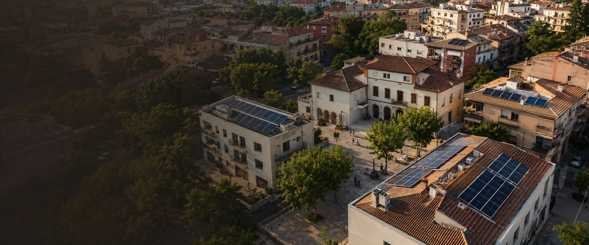 Vista aérea de viviendas con paneles solares integradas en una comunidad energética de autoconsumo compartido